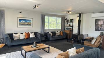 Tv, eldstad, böcker och en stereo