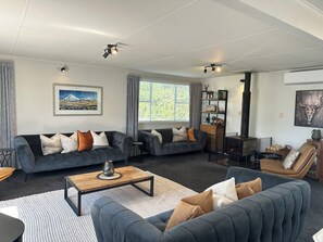 TV, fireplace, books, stereo - Trout Retreat - Mountain, lake and river (Turangi)