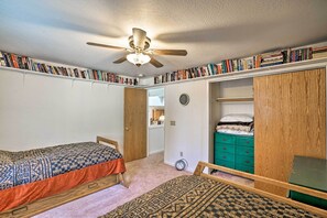 3 bedrooms, iron/ironing board, Internet, bed sheets - 4 Mi to Heavenly: Home w/ Deck in South Lake Tahoe (South Lake Tahoe)