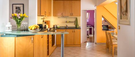 Réfrigérateur, micro-ondes, four, plaque de cuisson