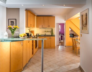 Réfrigérateur, four à micro-ondes, un four, surface de cuisson