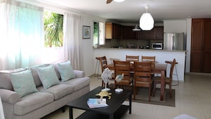 Comfort Apartment, Multiple Beds, Accessible | Living room | Smart TV - Residencial Abdimar (Guayacanes)