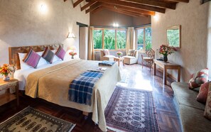 Habitación doble superior, 1 cama King size, baño privado, vista al jardín (Luxury - King) | Decoración personalizada, muebles diferentes y ropa de cama 