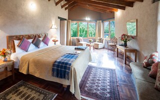 Decoración personalizada, muebles diferentes y ropa de cama 