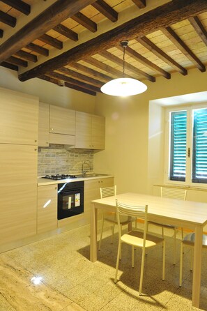 Kjøleskap, ovn, kokeplater og kaffetrakter/tekoker