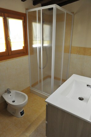 Regadera, secadora de cabello, bidet, toallas 