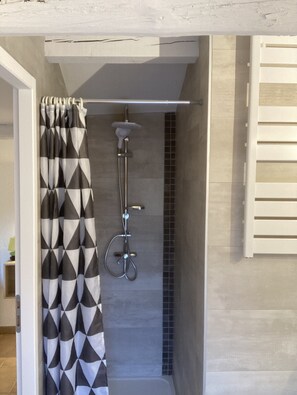 Shower, hair dryer, towels, soap - house / villa - Tanneron (tanneron)