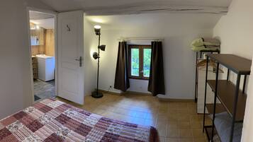 1 slaapkamer, een strijkplank/strijkijzer, gratis wifi, beddengoed