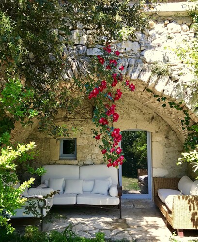 Charming room with garden and swimming pool 15 minutes from Uzès