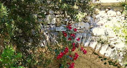 Charming room with garden and swimming pool 15 minutes from UzĂšs