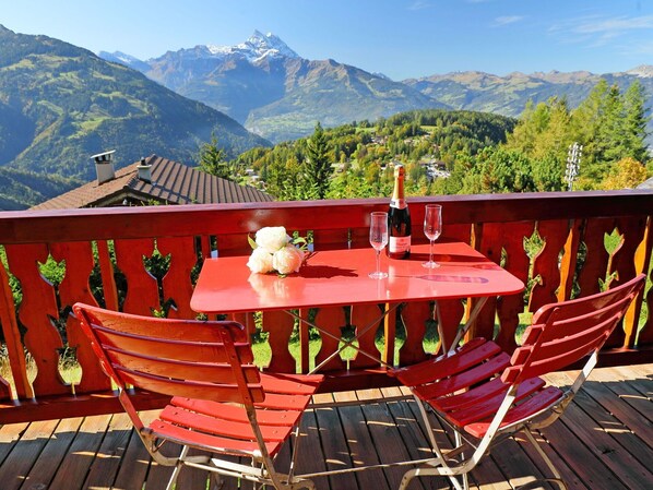 Outdoor dining - Wonderful private villa for 8 people with WIFI, TV and terrace (Arveyes)