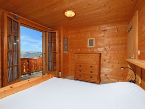 4 bedrooms, travel cot, free WiFi