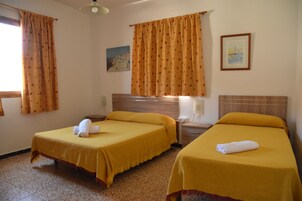 Habitación triple, baño compartido | Ropa de cama de alta calidad, escritorio, wifi gratis y ropa de cama