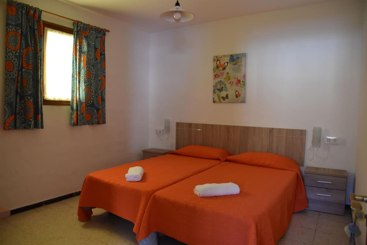 Chambre avec lits jumeaux, salle de bains commune | Literie de qualité supérieure, bureau, Wi-Fi gratuit, draps fournis