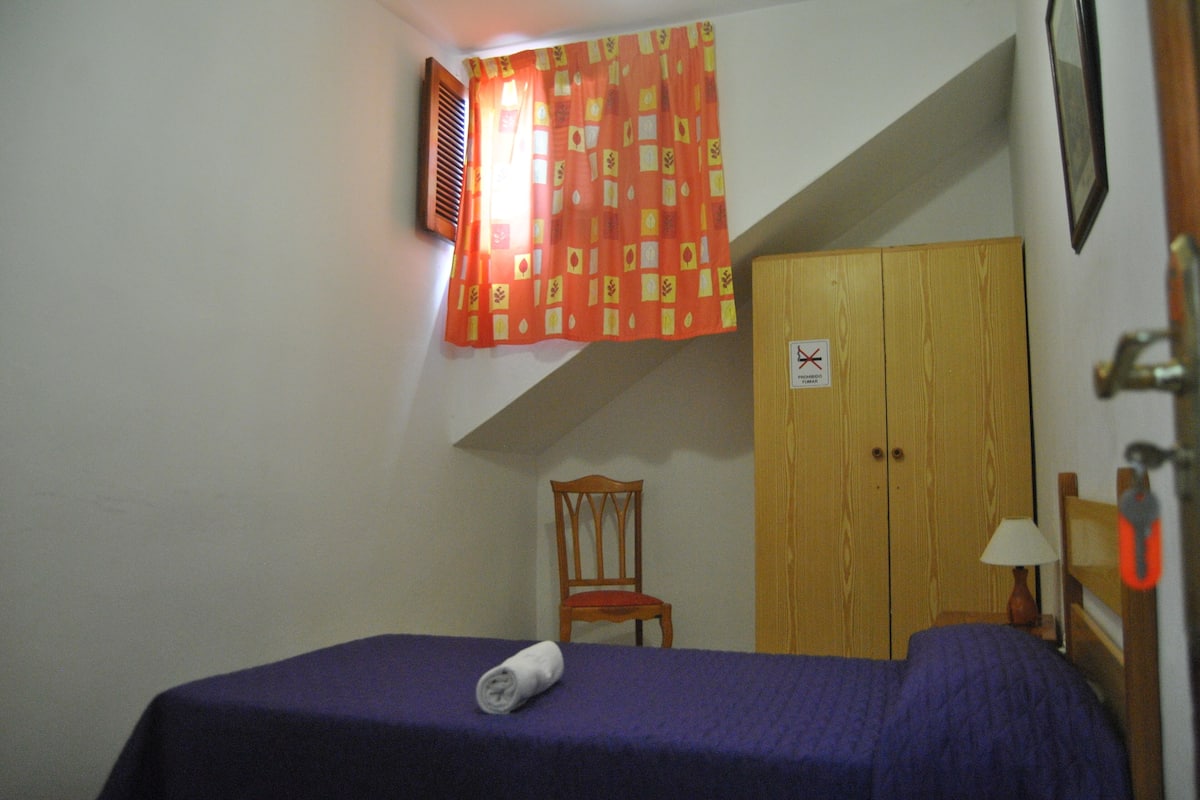 Chambre | Literie de qualité supérieure, bureau, Wi-Fi gratuit, draps fournis