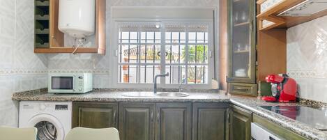 ثلاجة، ميكروويف، فرن، موقد طهي مسطح