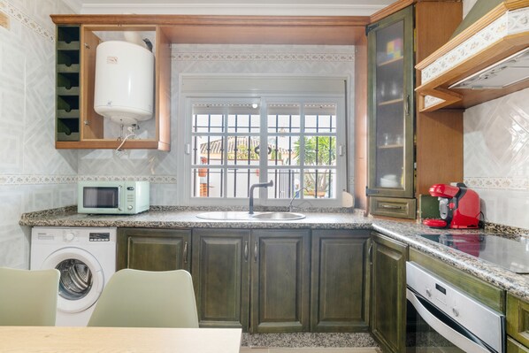 Jääkaappi, mikroaaltouuni, uuni, liesi