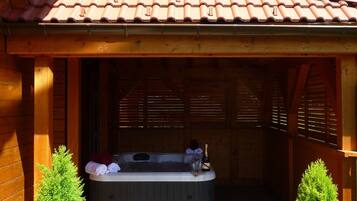 Tina de hidromasaje al aire libre