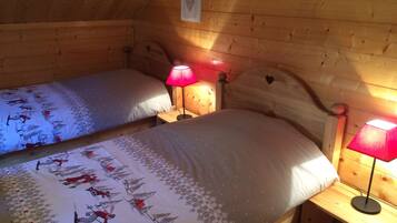 3 habitaciones, tabla de planchar con plancha y cuna de viaje