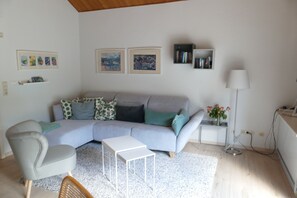 Smart-TV, bordtennis, bøker og stereoanlegg