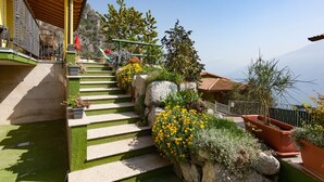 Una scala che conduce a un edificio con vista su una montagna.