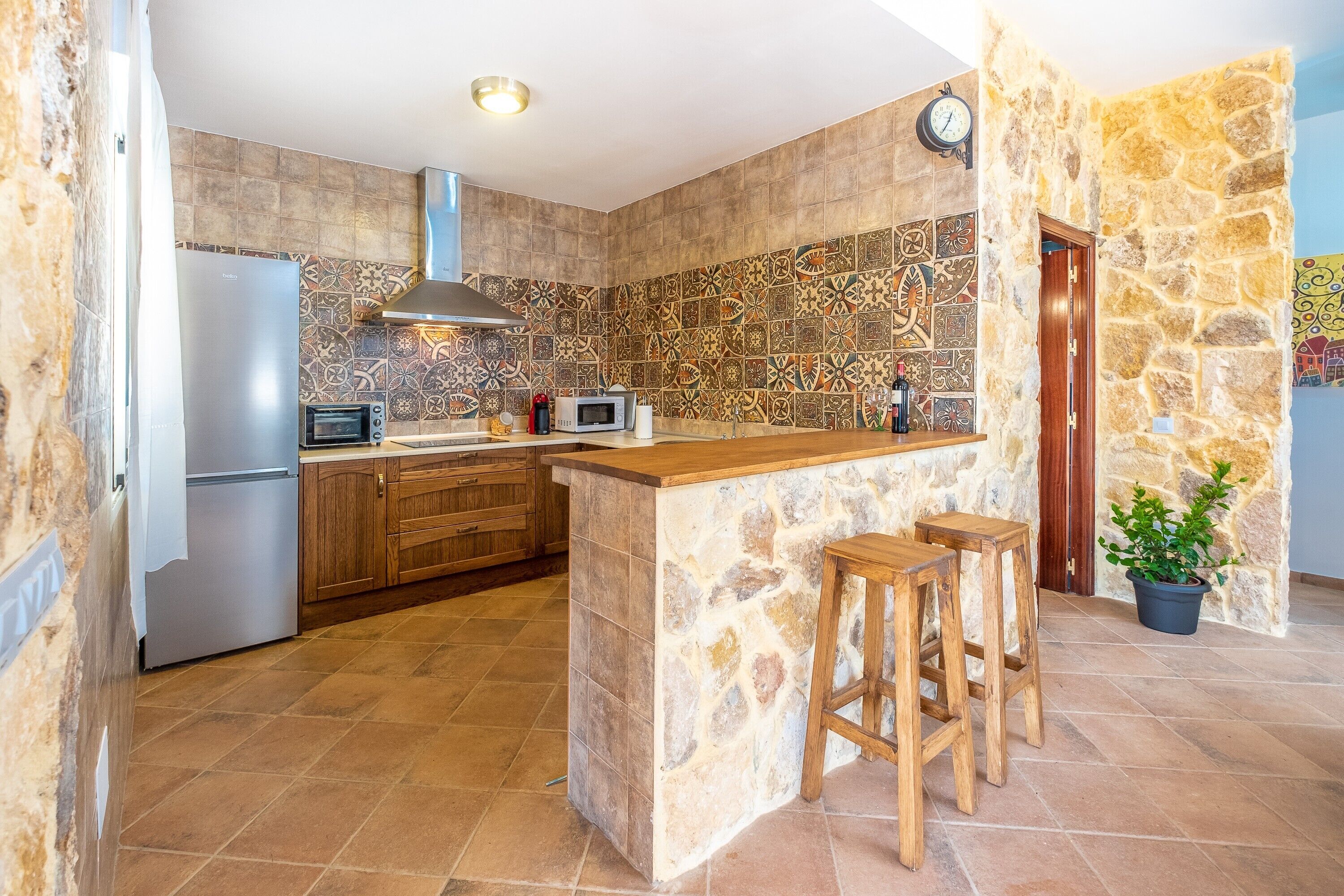 Jääkaappi, mikroaaltouuni, uuni, liesi