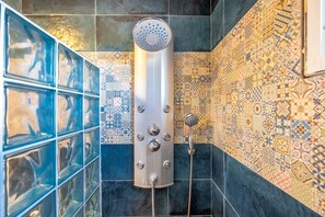 Dusche, kostenlose Toilettenartikel, Haartrockner, HandtĂŒcher