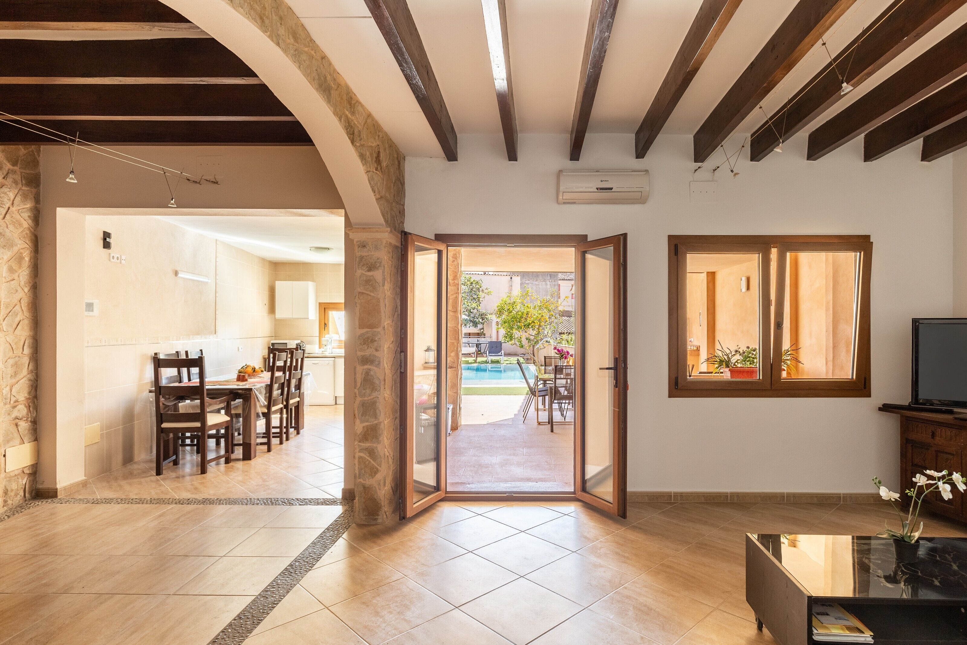 Een televisie, een open haard en een tafeltennistafel