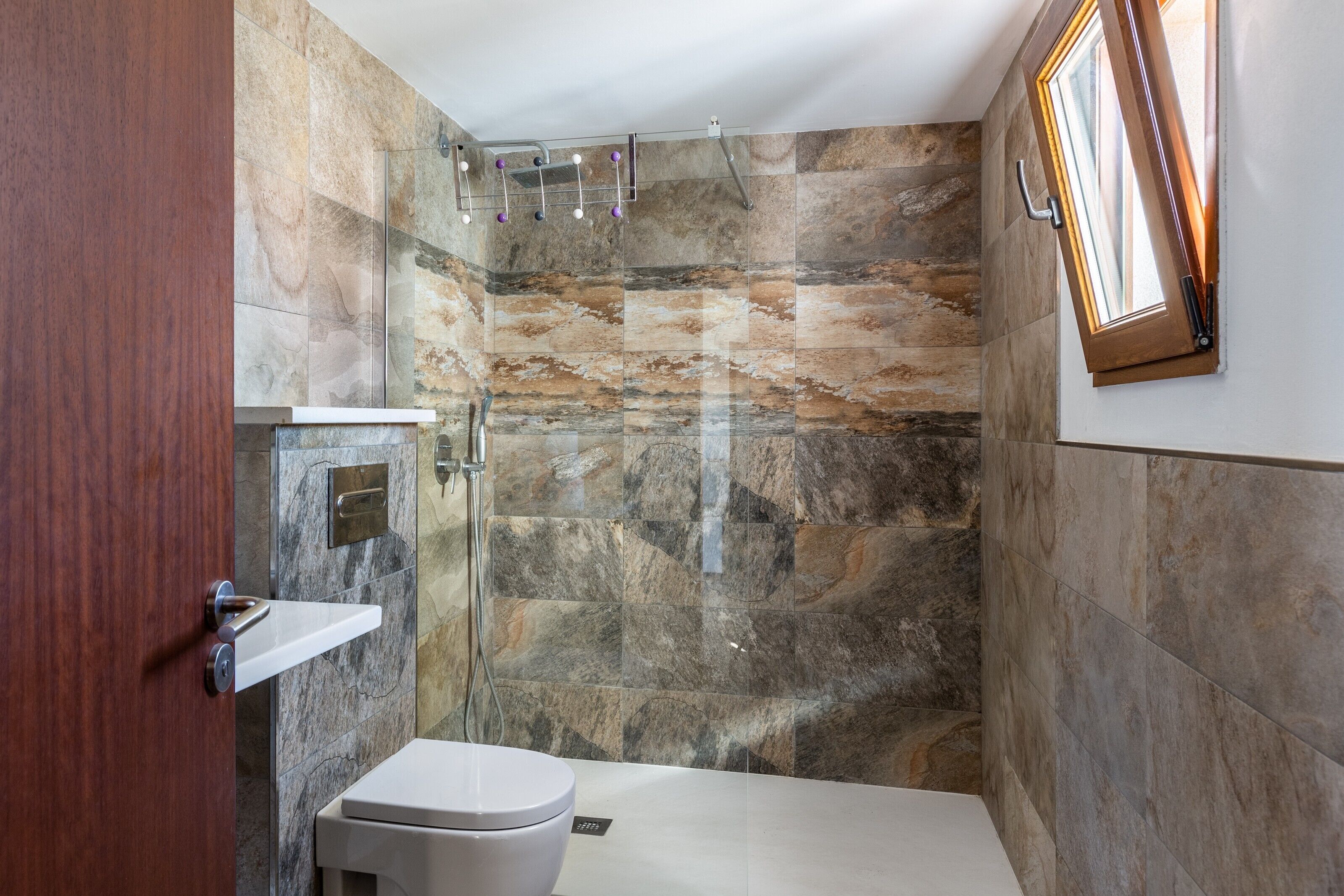Dusche, kostenlose Toilettenartikel, Haartrockner, Handtücher