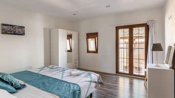 4 slaapkamers, een strijkplank/strijkijzer, gratis wifi, beddengoed