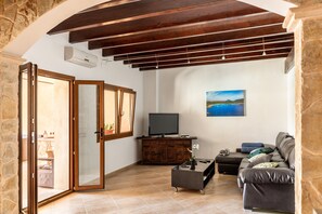 Una televisión, una chimenea, una mesa de tenis de mesa