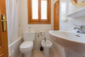 Badewanne, Haartrockner, Handtücher