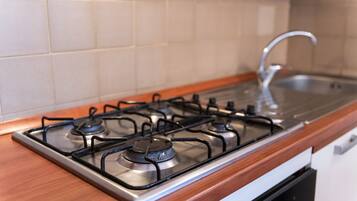 Réfrigérateur, four, plaque de cuisson