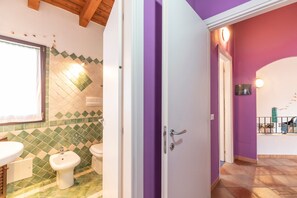 Een douche, gratis toiletartikelen, een haardroger, handdoeken