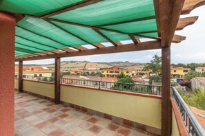 Property grounds - Spacious apartment with sea and mountain views (Tergu SS)