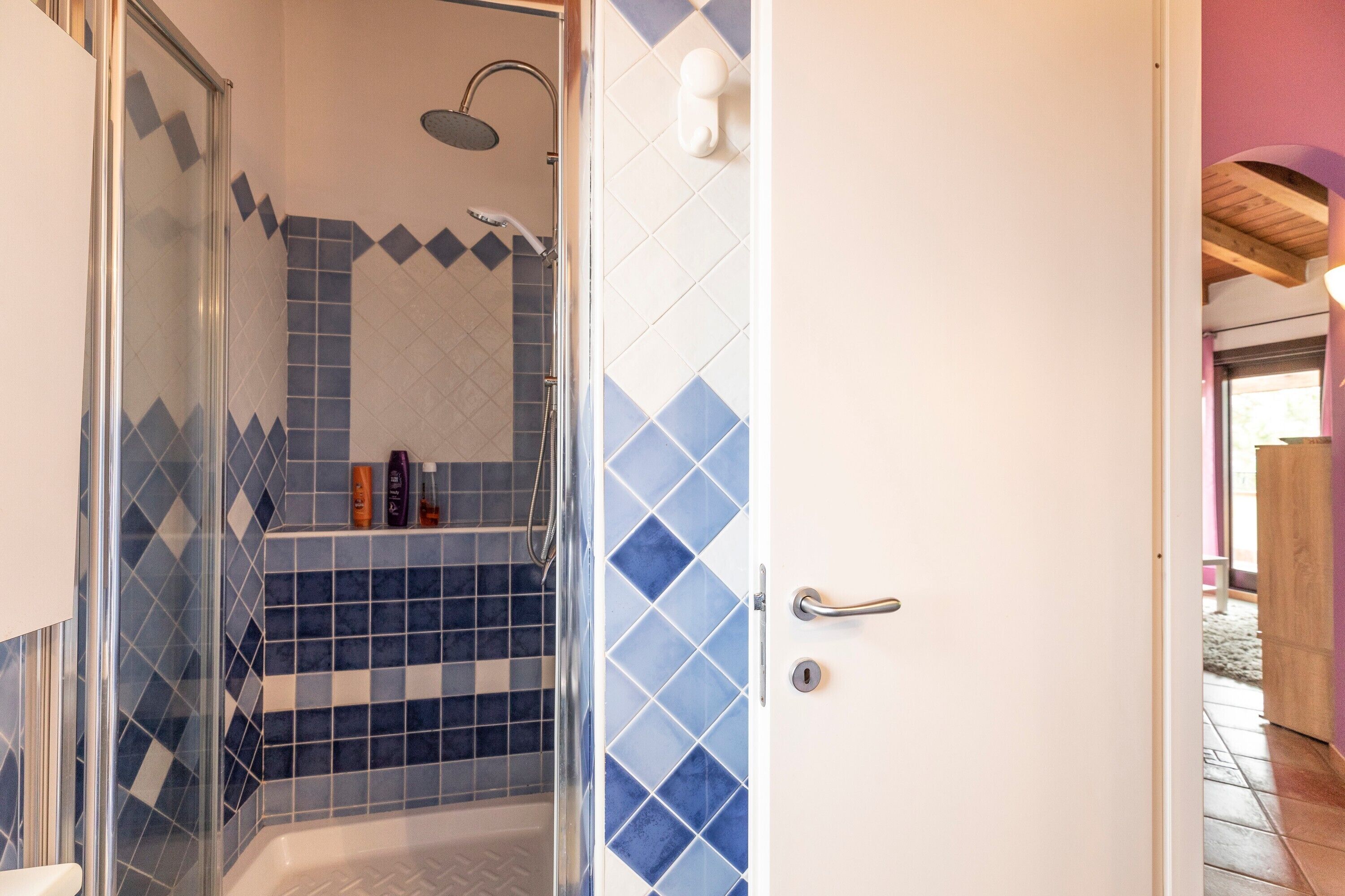 Douche, articles de toilette gratuits, sèche-cheveux