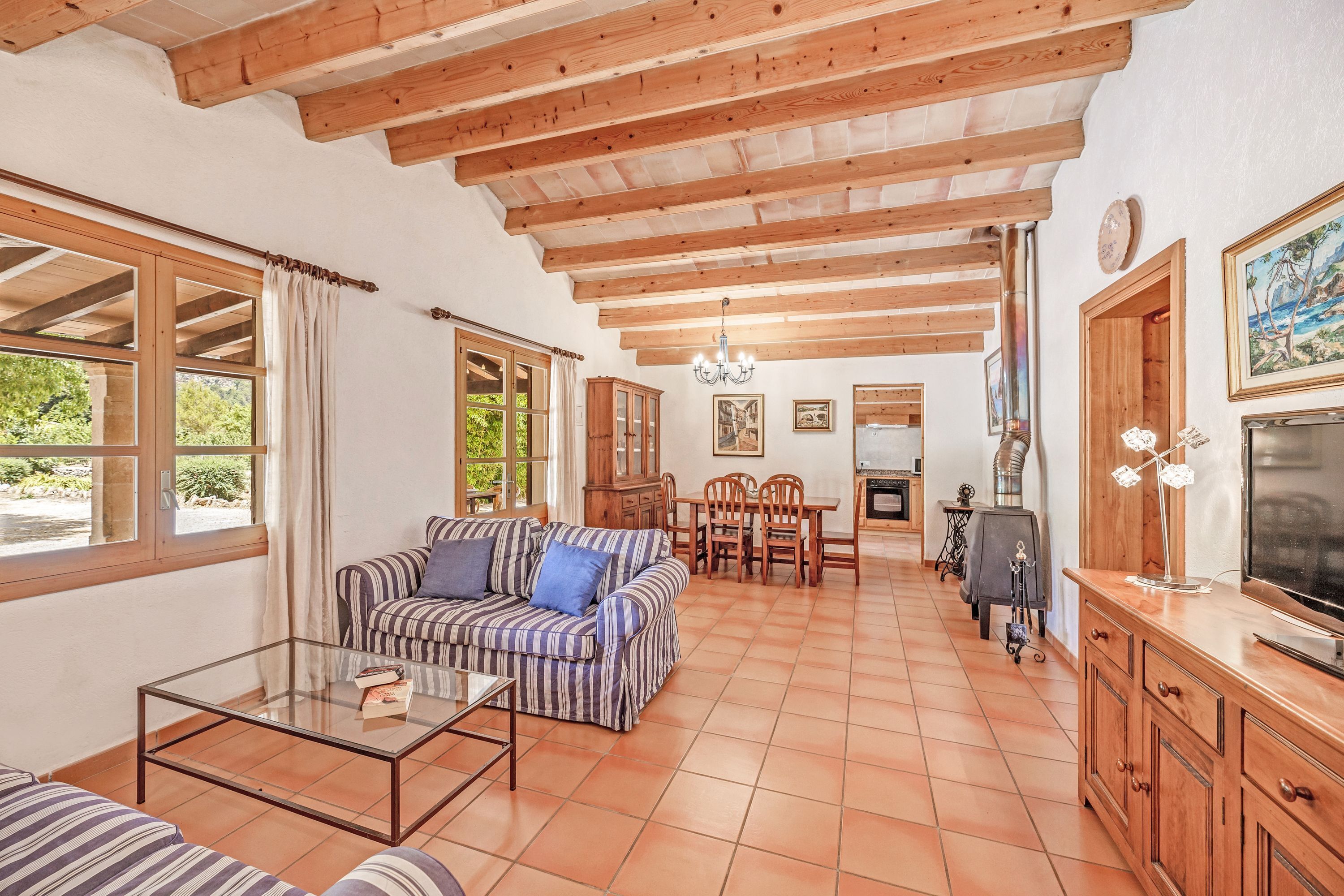 Fernseher, Kamin, Videospielkonsole, DVD-Player