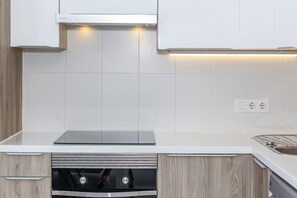 Réfrigérateur, four à micro-ondes, un four, surface de cuisson