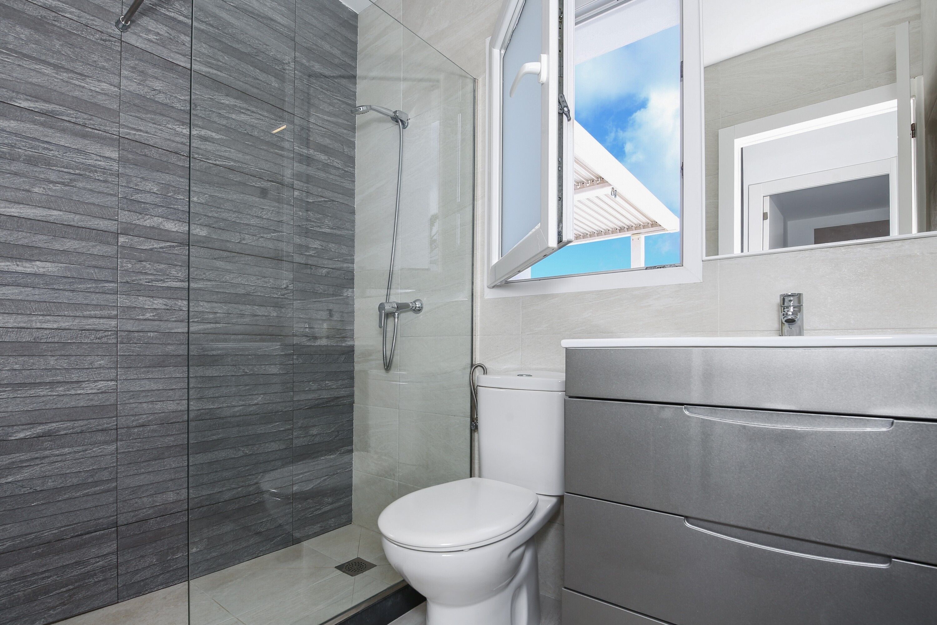 Regadera, amenidades de baño gratuitas, toallas 