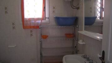 Dusche, Haartrockner, HandtĂŒcher