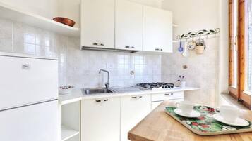 Frigorifero, piano cottura, pentole/stoviglie/utensili