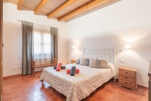 4 bedrooms, iron/ironing board, free WiFi, bed sheets - Spacious country house with pool & garden - Villa Es Vinyo (Biniali)