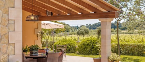 屋外ダイニングエリア