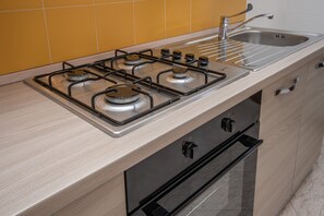 Een koelkast, een microgolfoven, een oven, een kookplaat