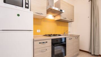 Frigorifero, microonde, forno, piano cottura