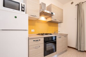 Kylskåp, mikrovågsugn, ugn och spishäll