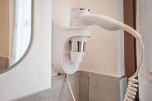 تجهيزات دش، مجففات شعر، مناشف