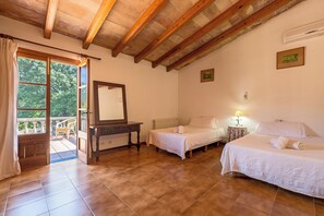 6 makuuhuonetta, silitysrauta/-lauta, ilmainen Wi-Fi, vuodevaatteet