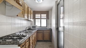 Een koelkast, een microgolfoven, een oven, een kookplaat