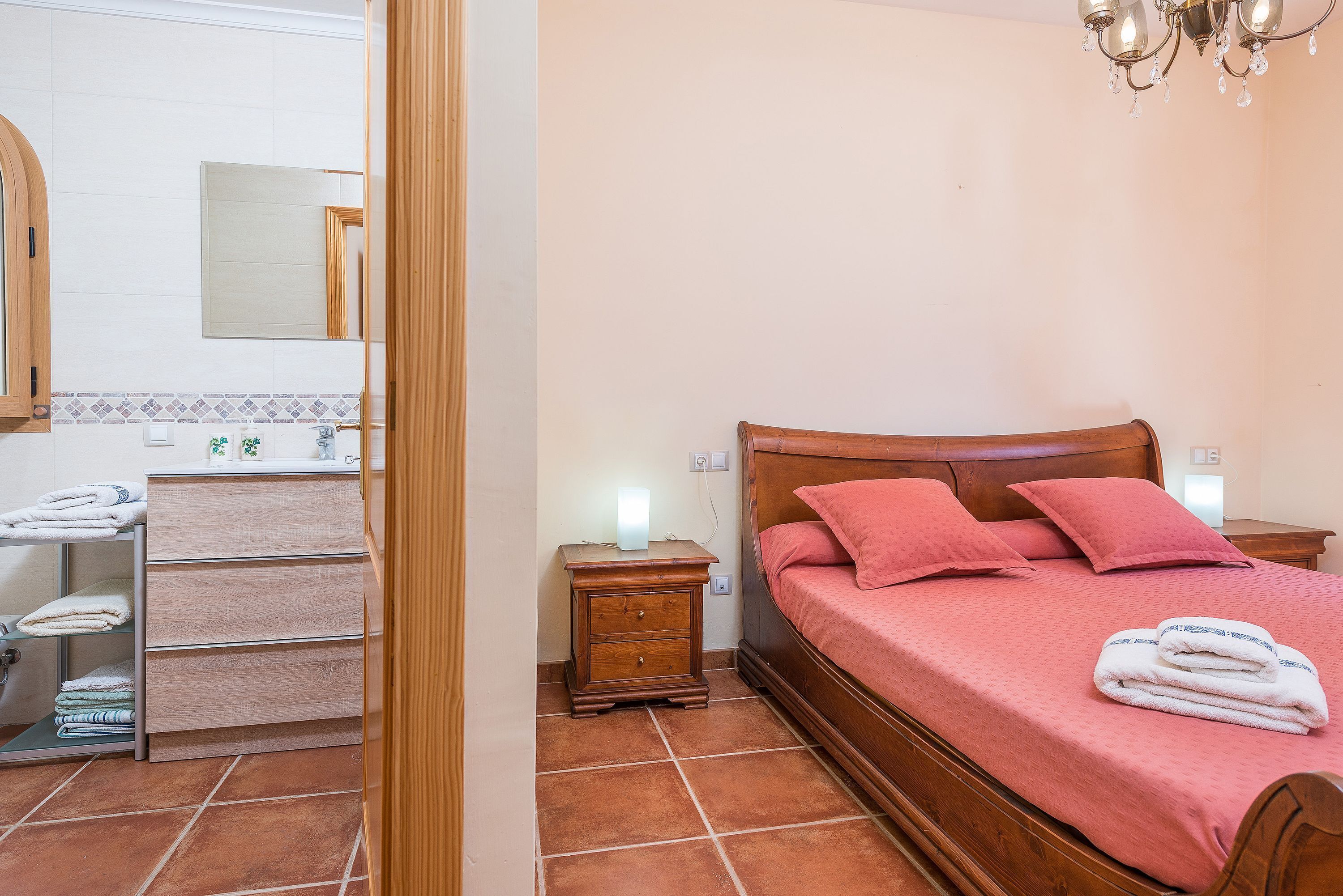 3 slaapkamers, een strijkplank/strijkijzer, gratis wifi, beddengoed